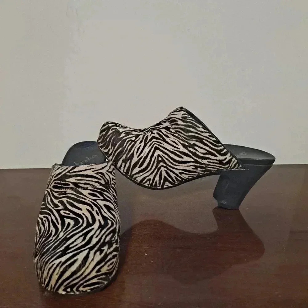Dansko Clogs Zebra print Size 37 EUC